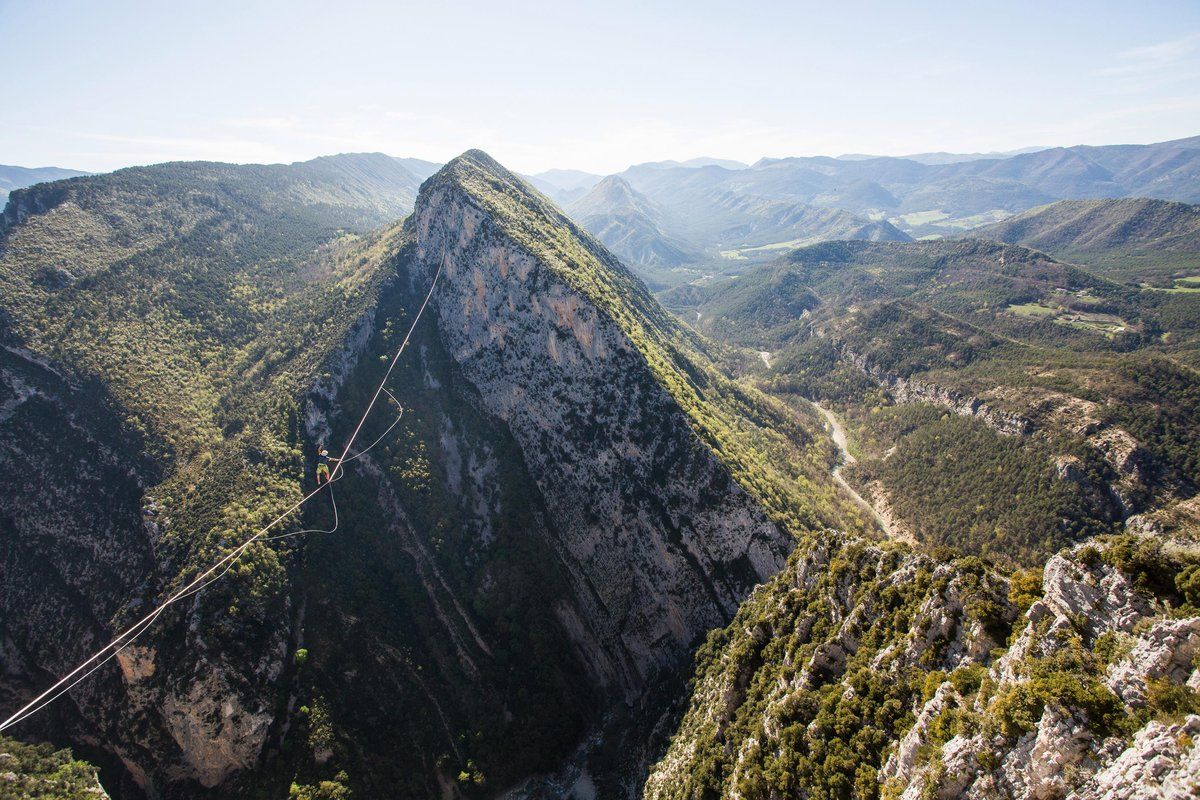 Le record du monde de slackline pulvérisé par 2 jeunes funambules. (vidéo)