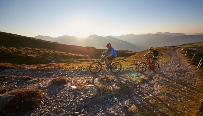 VTT électrique sur un chemin au couché de soleil