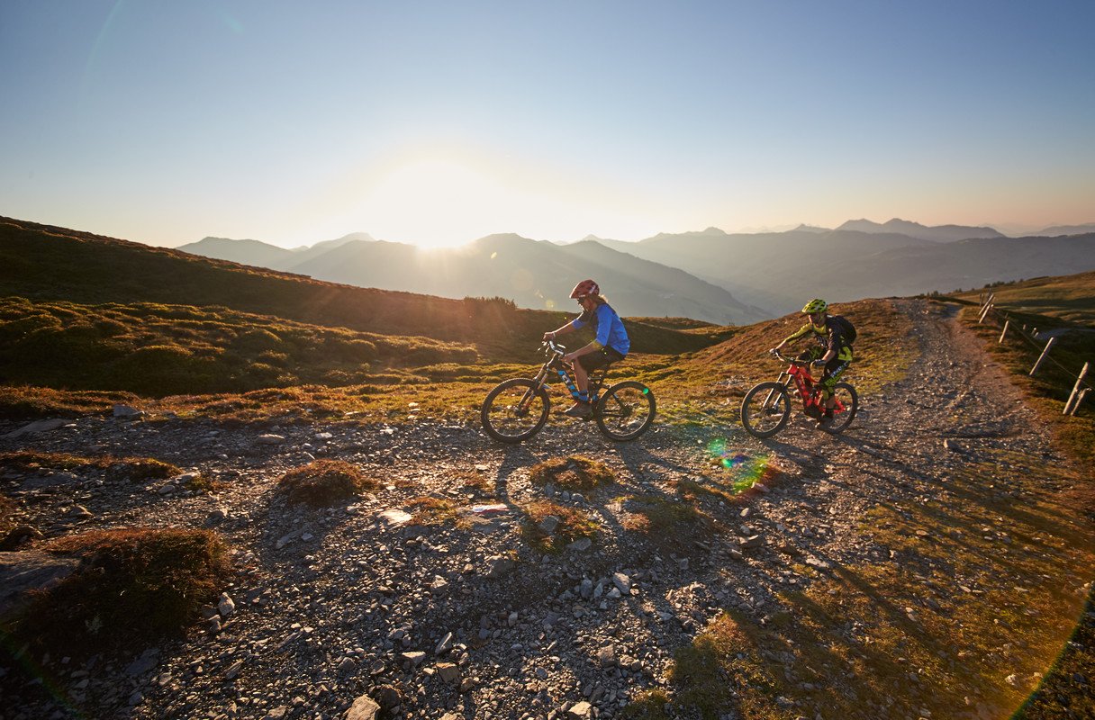 VTT électrique sur un chemin au couché de soleil